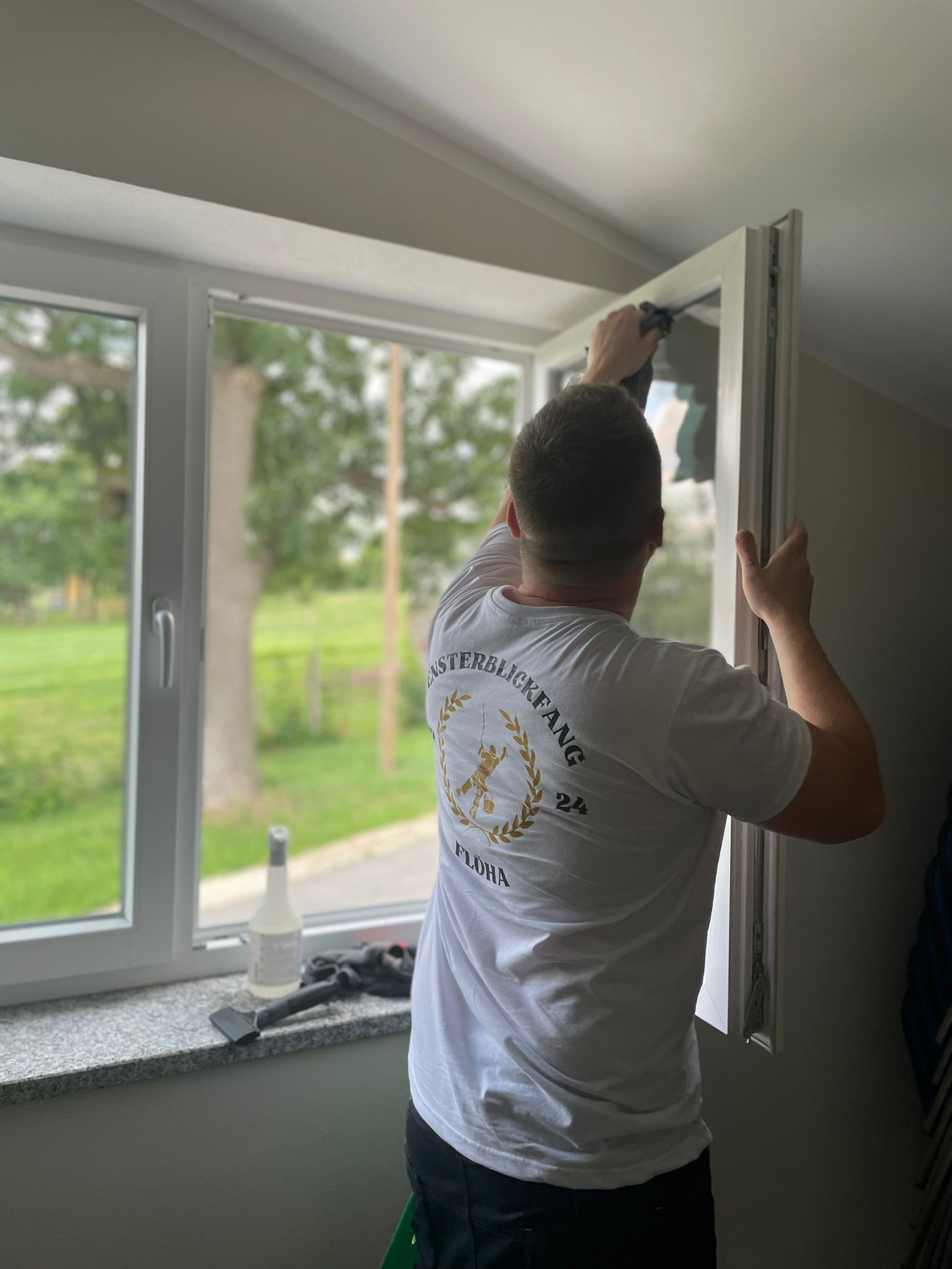 Jan-Sören Bruelheide (Inhabger) von der Glasreinigung FensterBlickfang Flöha bei der professionelle Glasreinigung von einem Gewerbekunden